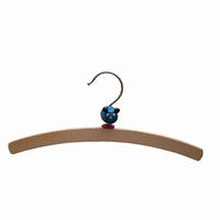 Kleerhanger met figuur bovenop 