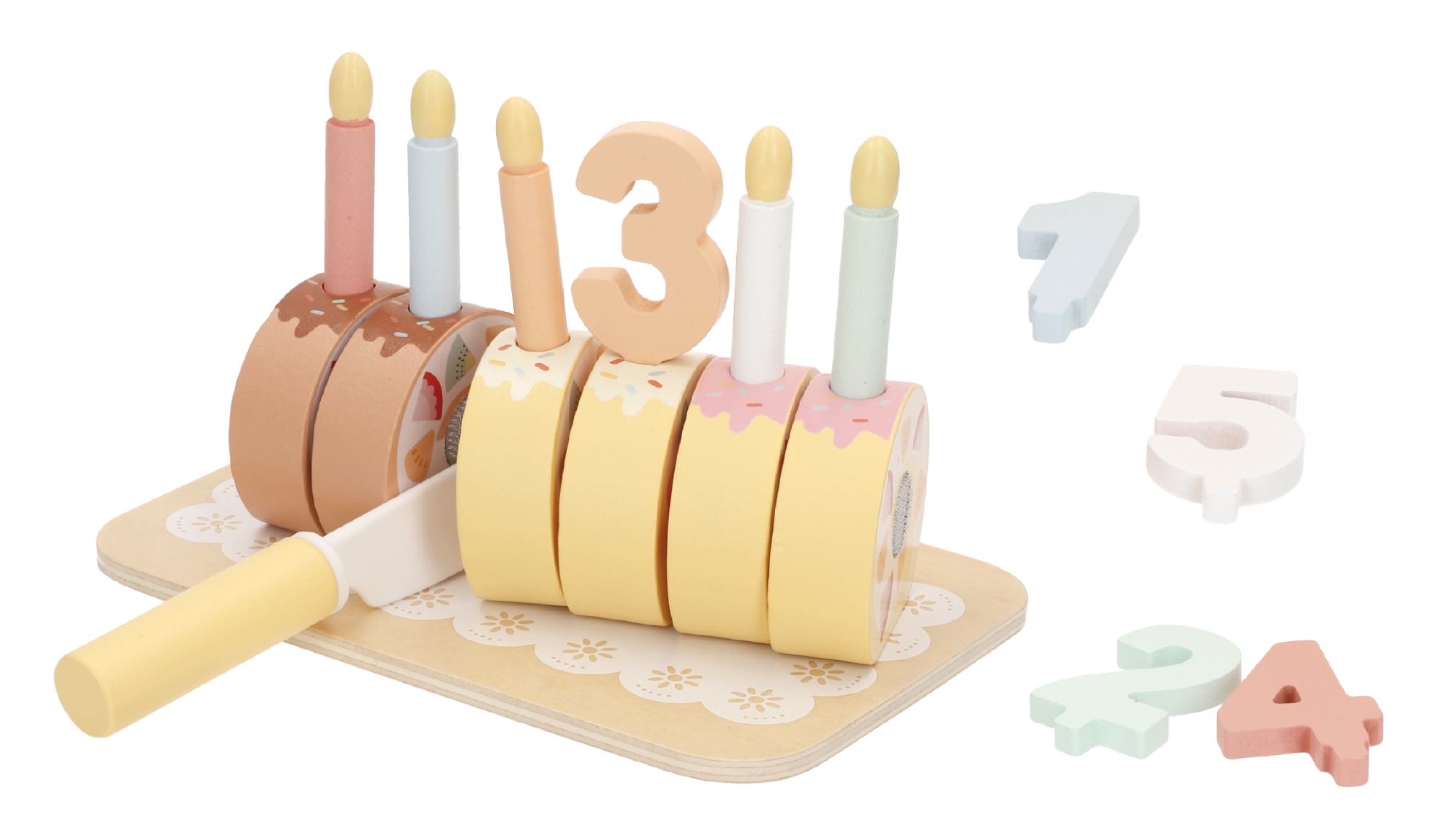Snij cakeset met kaarsje en cijfers op plateau
